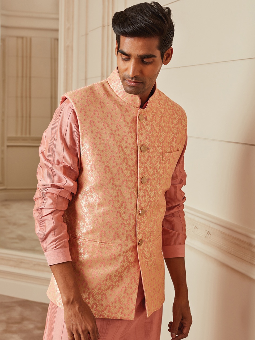 

Tasva Men Peach-Coloured Woven Design Brocade Bundi Jacket With Metallic Buttons