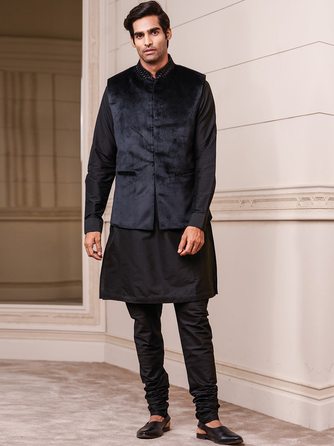 

Tasva Men Black Velvet Bundi With Collar Embroidery Nehru Jacket