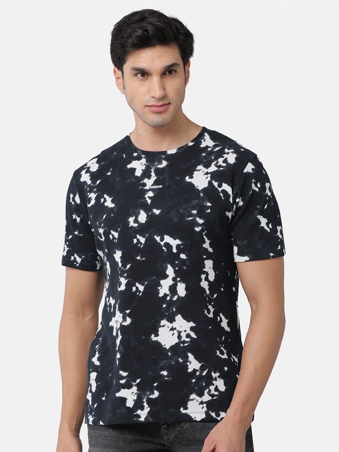 

Voi Jeans Men Black Floral Dyed T-shirt