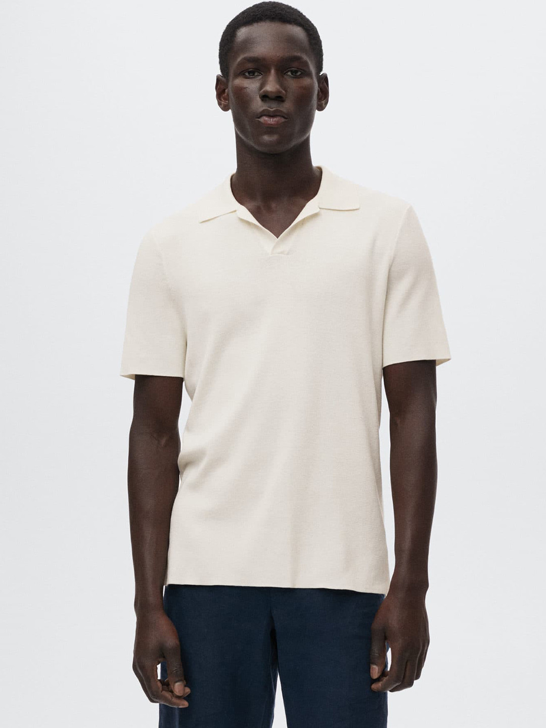 

MANGO MAN Off White Solid Spread Collar Sustainable T-shirt