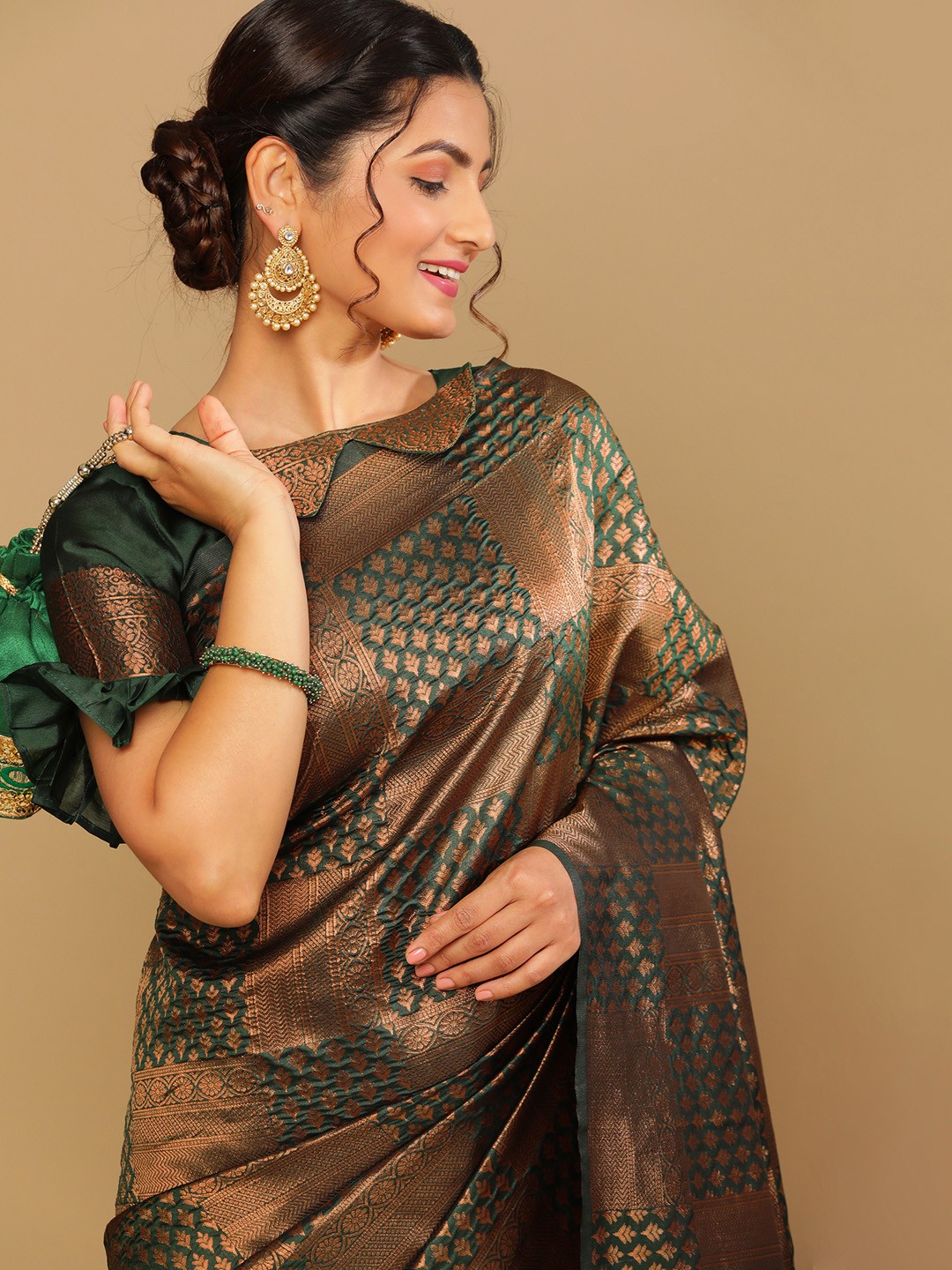 

Satrani Green & Gold-Toned Woven Design Zari Banarasi Saree