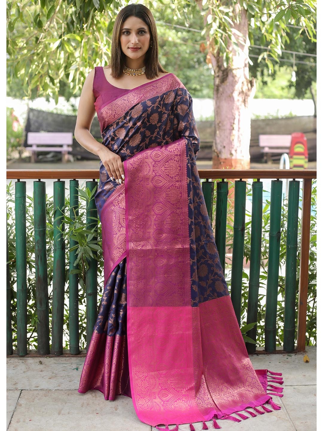 

Mitera Navy Blue & Pink Woven Design Zari Silk Blend Kanjeevaram Saree