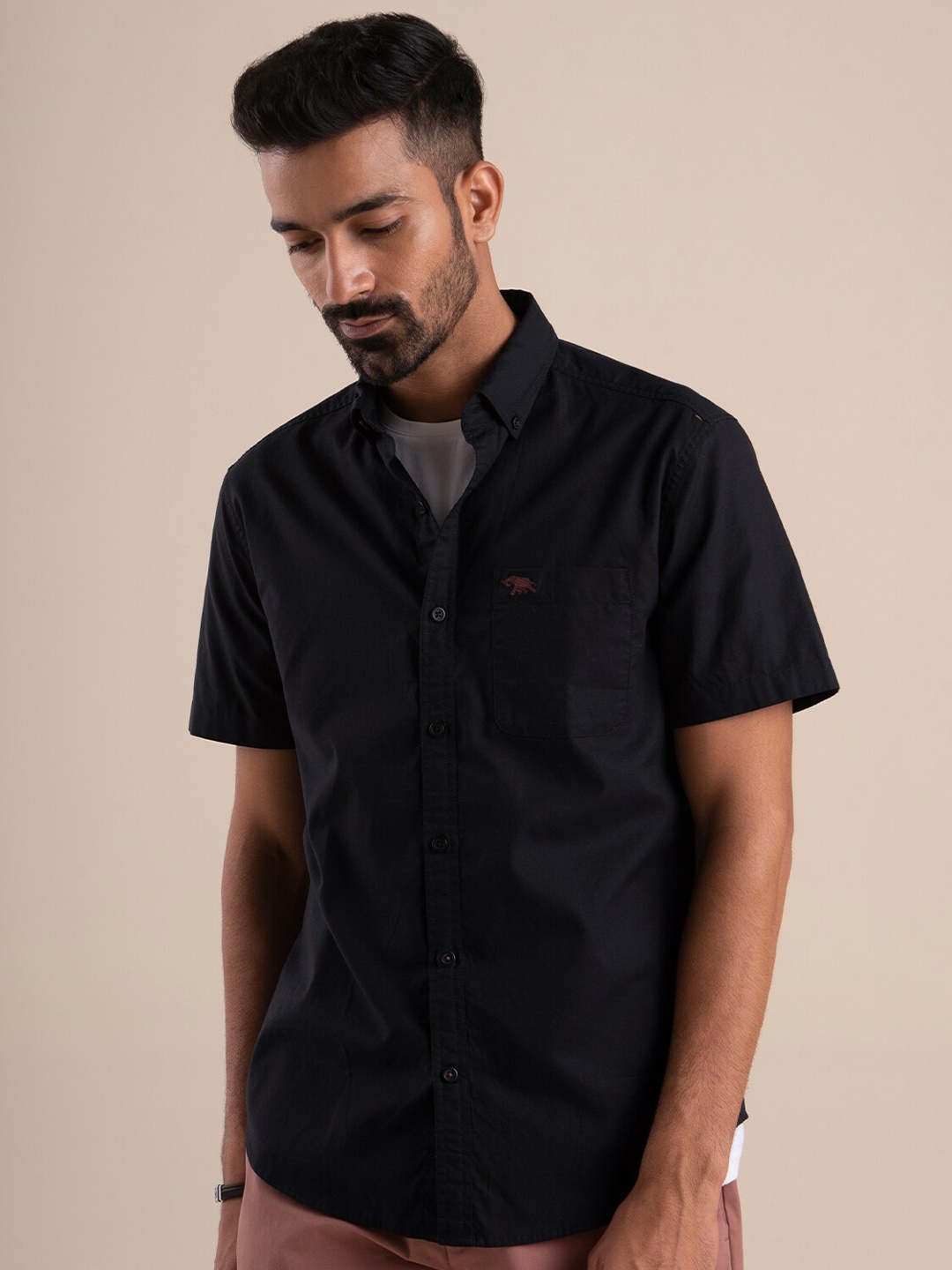 

Andamen Men Black Solid Cotton Short Sleeve Casual Shirt