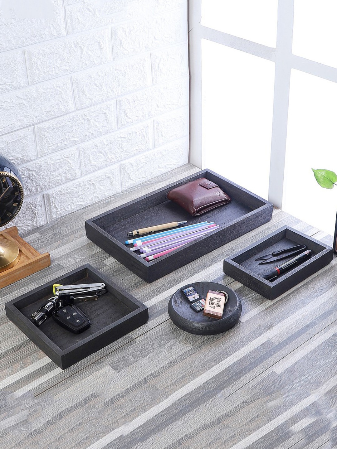 

BRICK BROWN Black Solid Wooden Serving Tray