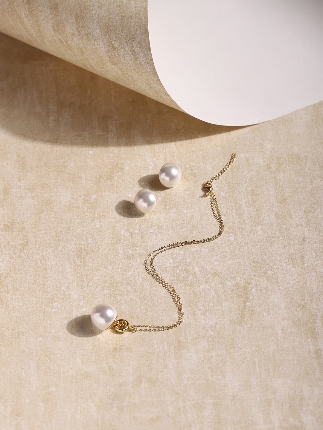 

RITU SINGH Gold-Plated White Pearls Studded Jewellery Set