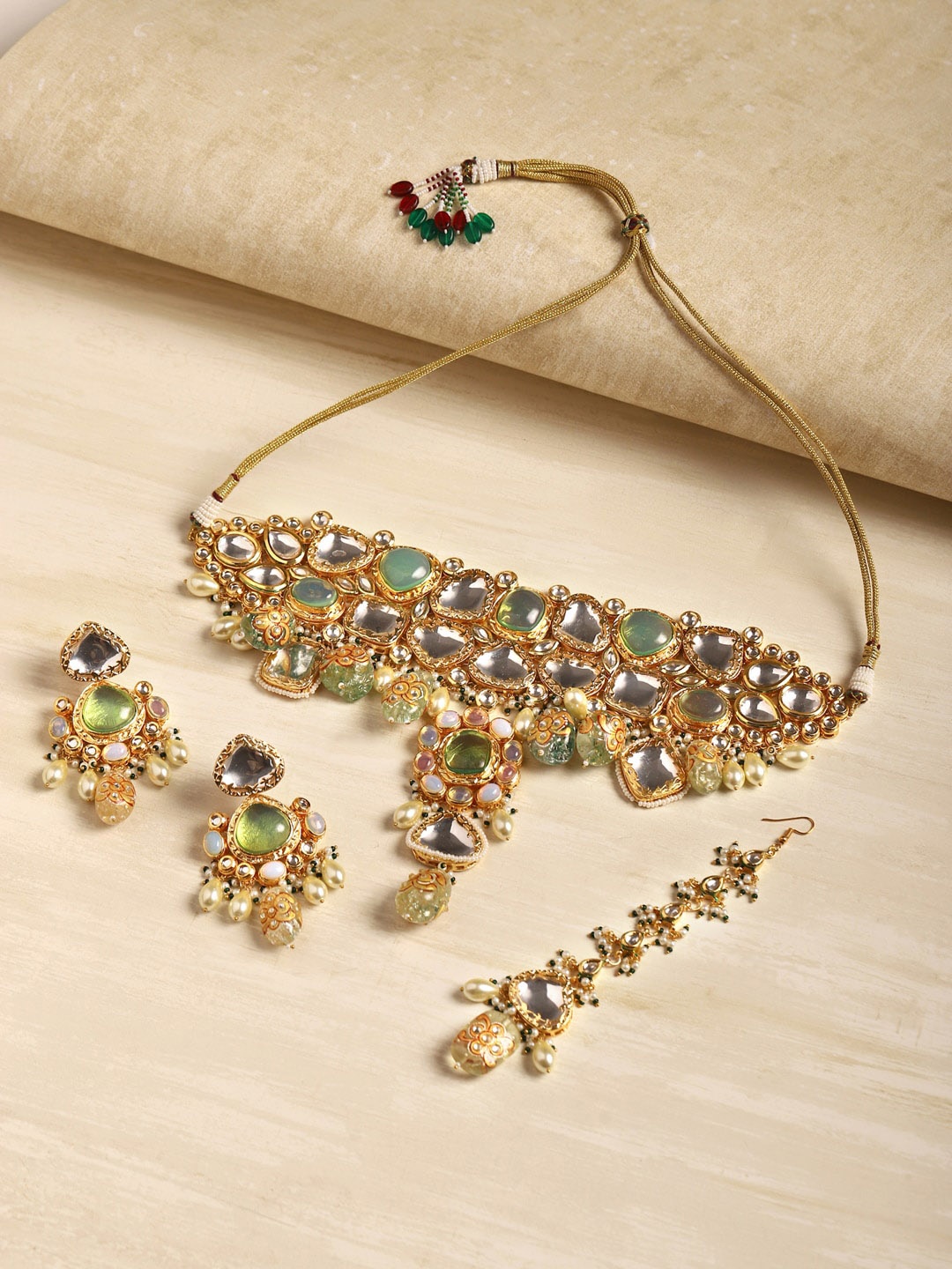 

RITU SINGH Women Gold-Plated Green & White Kundan-Studded Jewellery Set