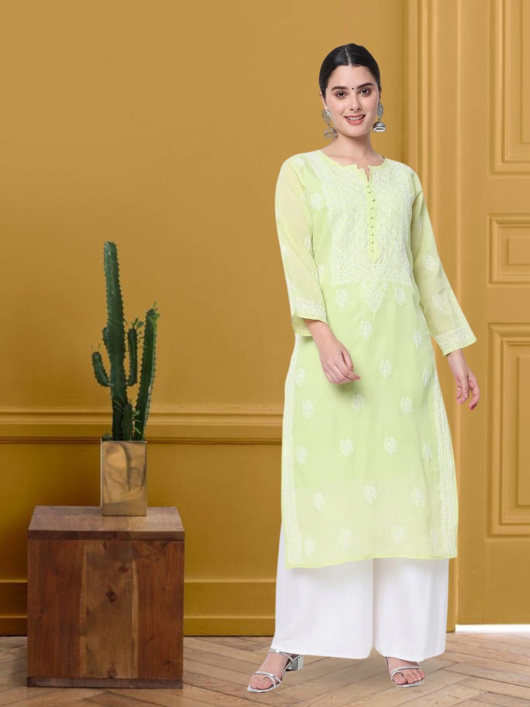 

PARAMOUNT CHIKAN Women Green & White Embroidered Chikankari Cotton Straight Kurta