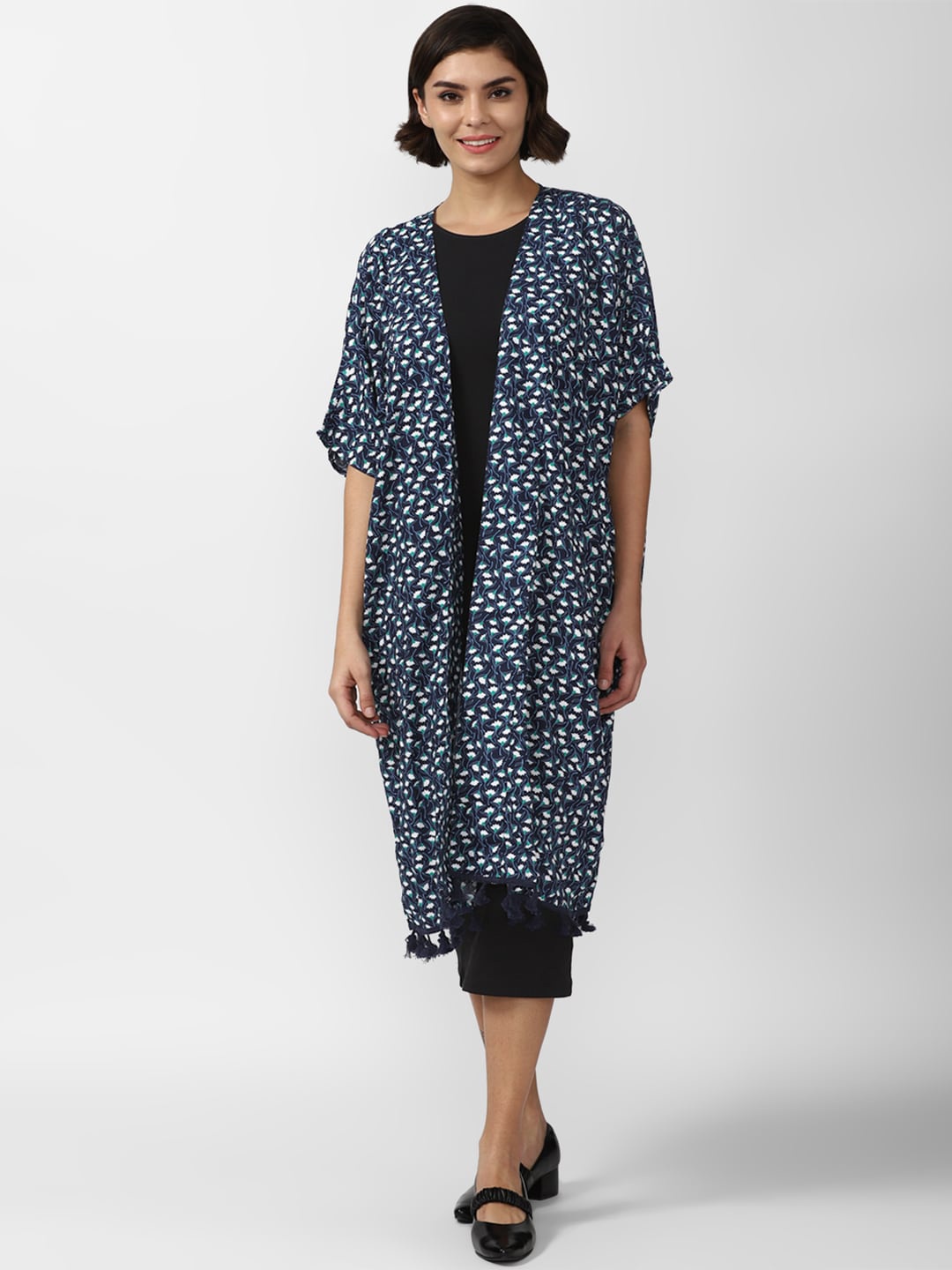 

FOREVER 21 Women Blue & White Floral Printed Longline Shrug