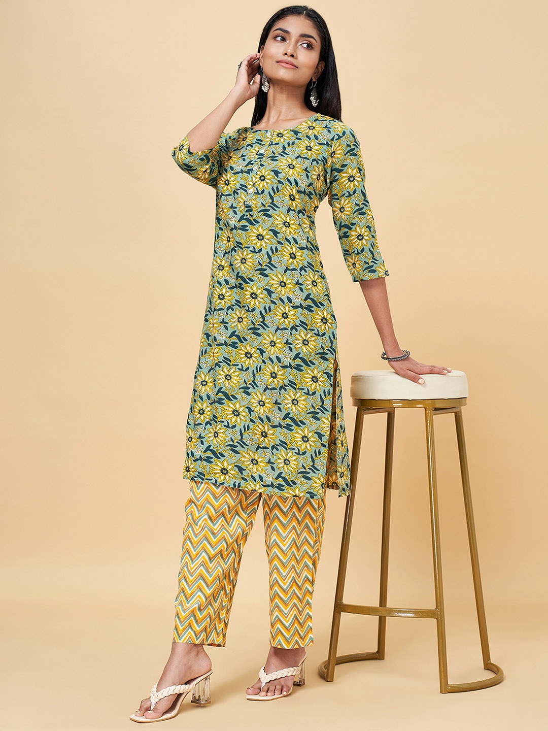 

RANGMANCH BY PANTALOONS Women Green Floral Printed Kurta with Trousers