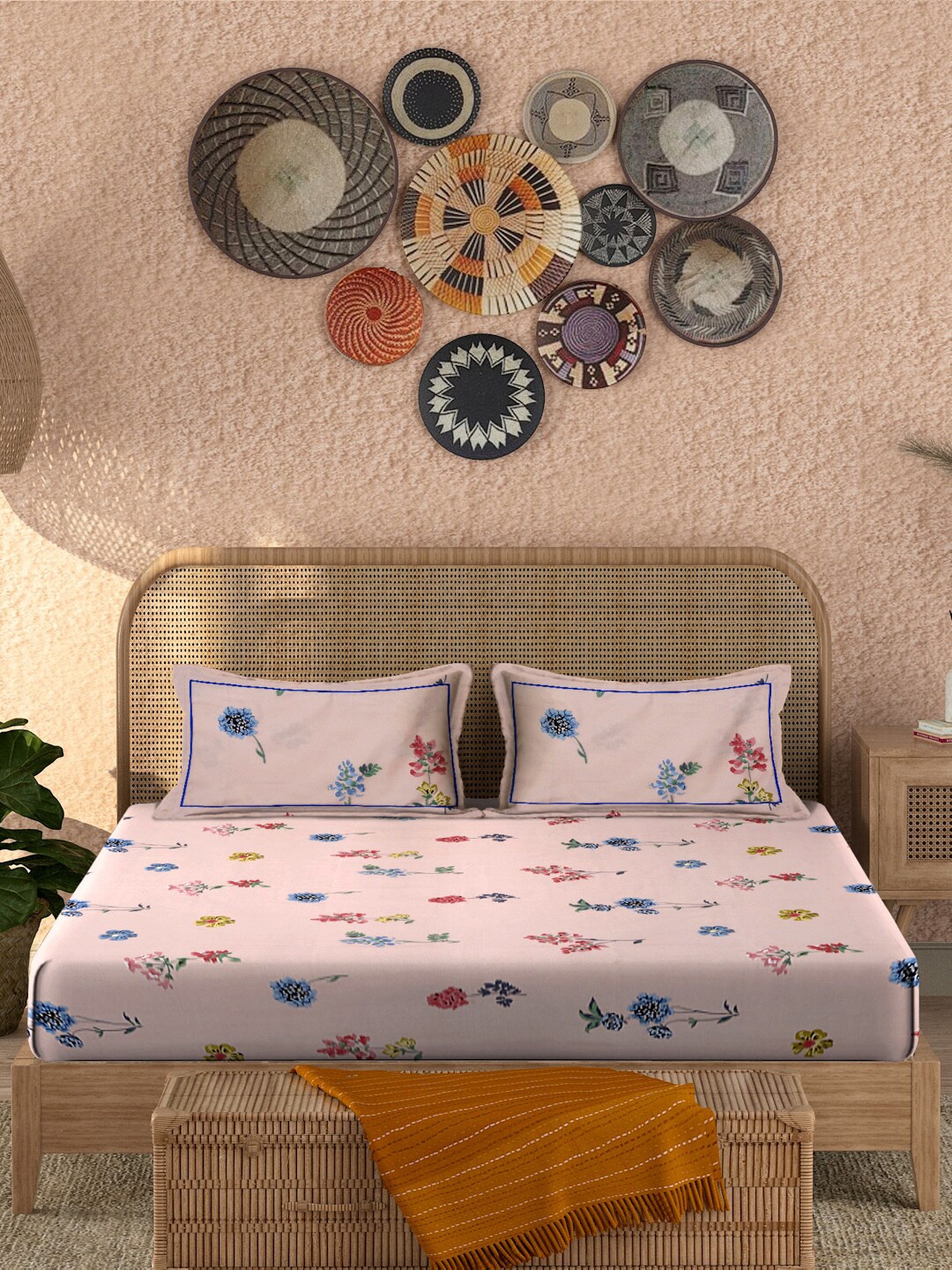 

Sangria Floral 120 TC Queen Bedsheet with 2 Pillow Covers, Pink