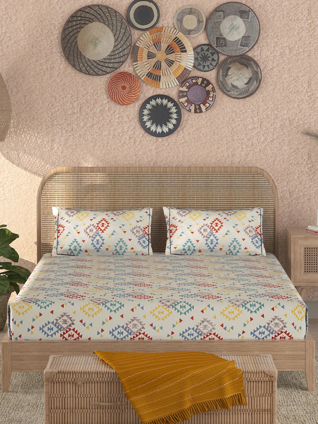 

Sangria Geometric 120 TC Queen Bedsheet with 2 Pillow Covers, Cream