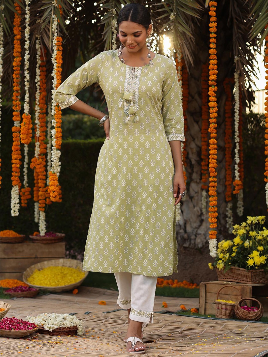

SCAKHI Women Ethnic Motifs Printed Pure Cotton Kurta with Trousers, Green