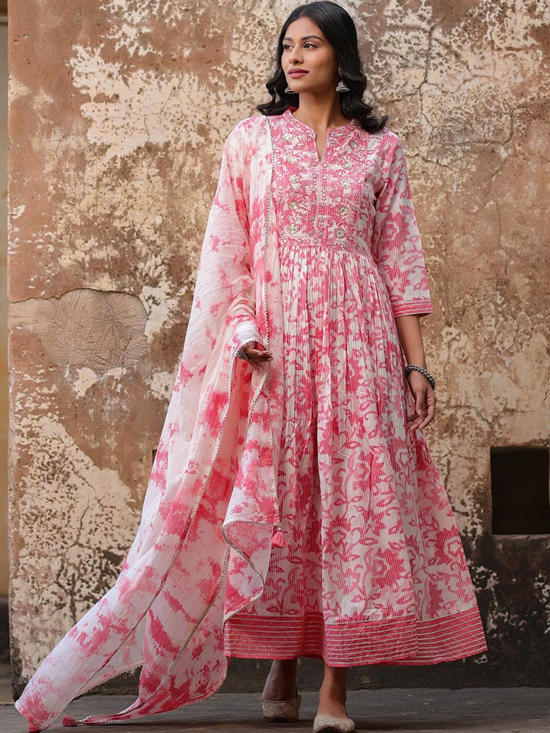 

SCAKHI Women Pink & White Floral Printed Floral Raw Silk Anarkali Kurta