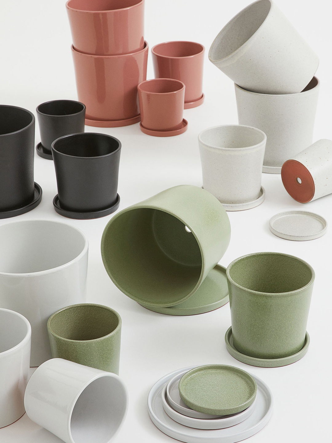 

H&M White Textured Terracotta Planter With Holder