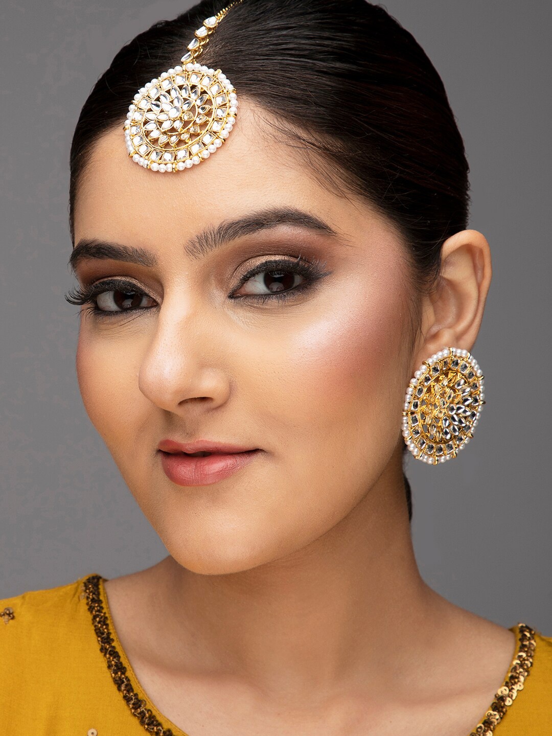 

Anouk Gold-Plated White Kundan Studded & Beaded Jewellery Set