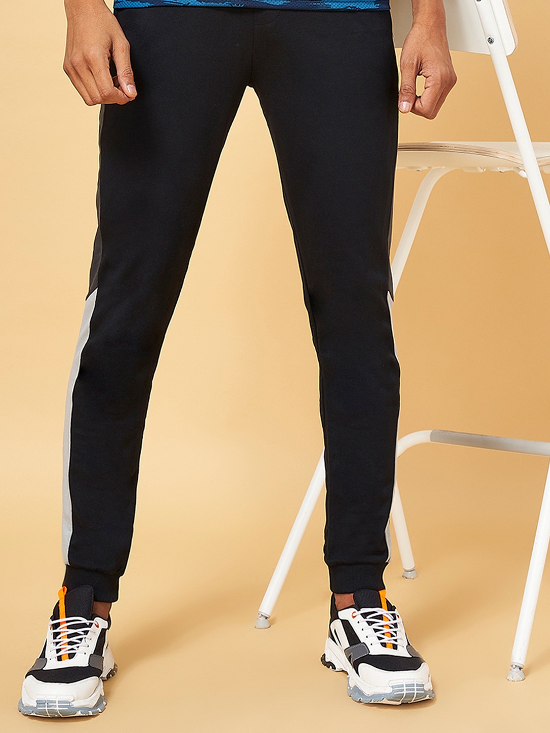 

Ajile by Pantaloons Men Black Solid Slim Fit Cotton Joggers