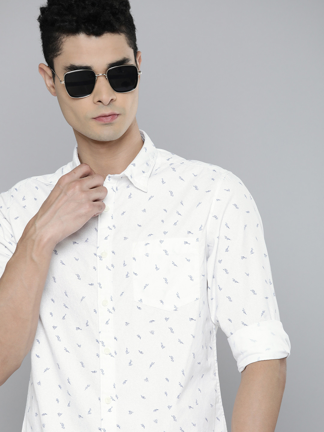 

Flying Machine Men White & Blue Slim Fit Ditsy Floral Printed Pure Cotton Casual Shirt