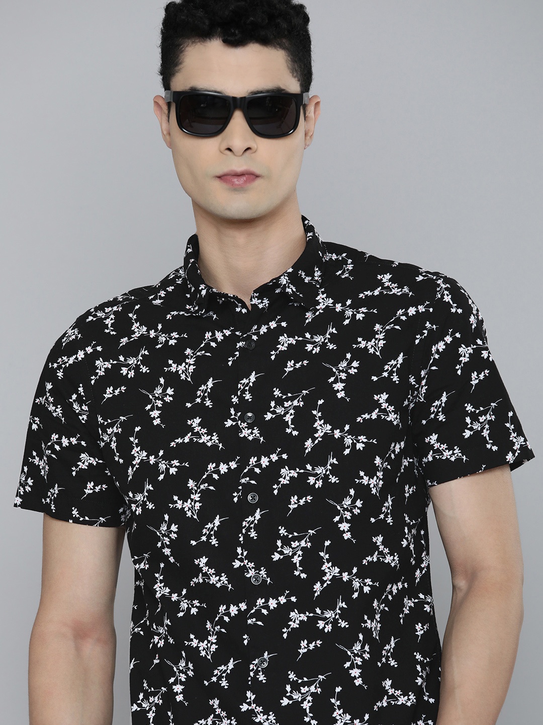 

Flying Machine Men Black & White Standard Slim Fit Floral Printed Pure Cotton Casual Shirt