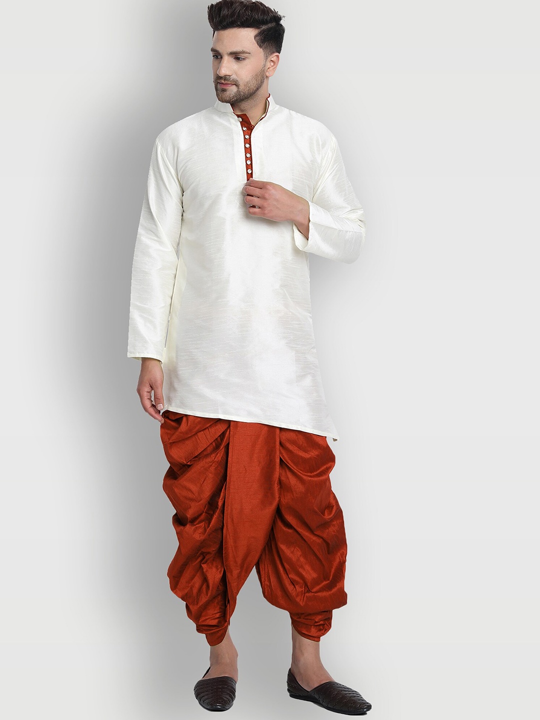 

Enciger Men Off White And Maroon Solid Asymmetric Hem Dupion Silk Kurta With Dhoti Pant