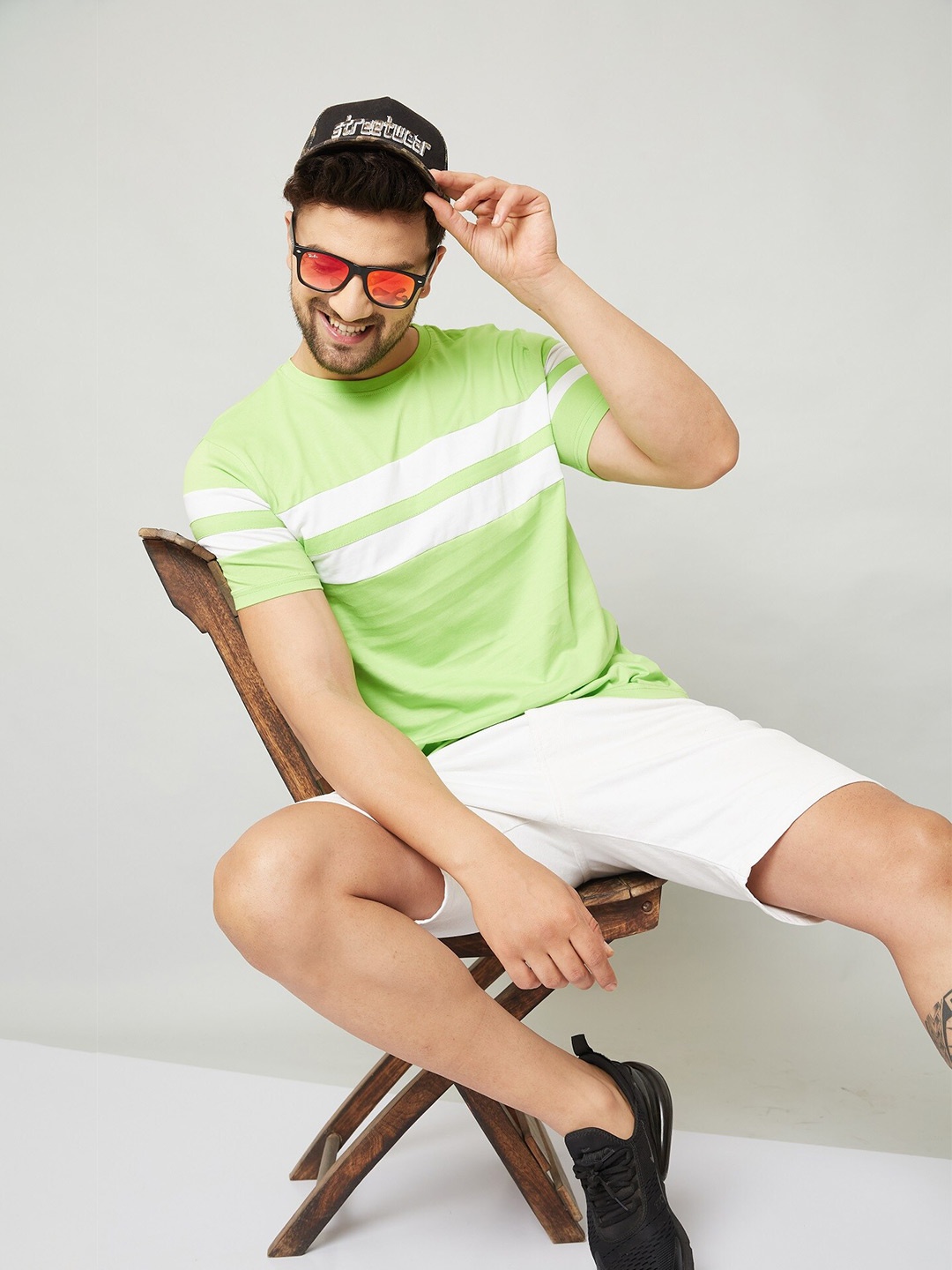 

Rodzen Men Green & White Striped Pure Cotton T-shirt