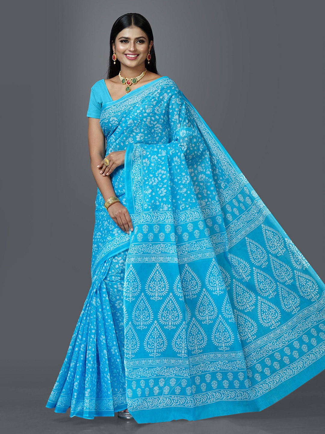 

SHANVIKA Women Blue & White Floral Pure Cotton Block Print Saree