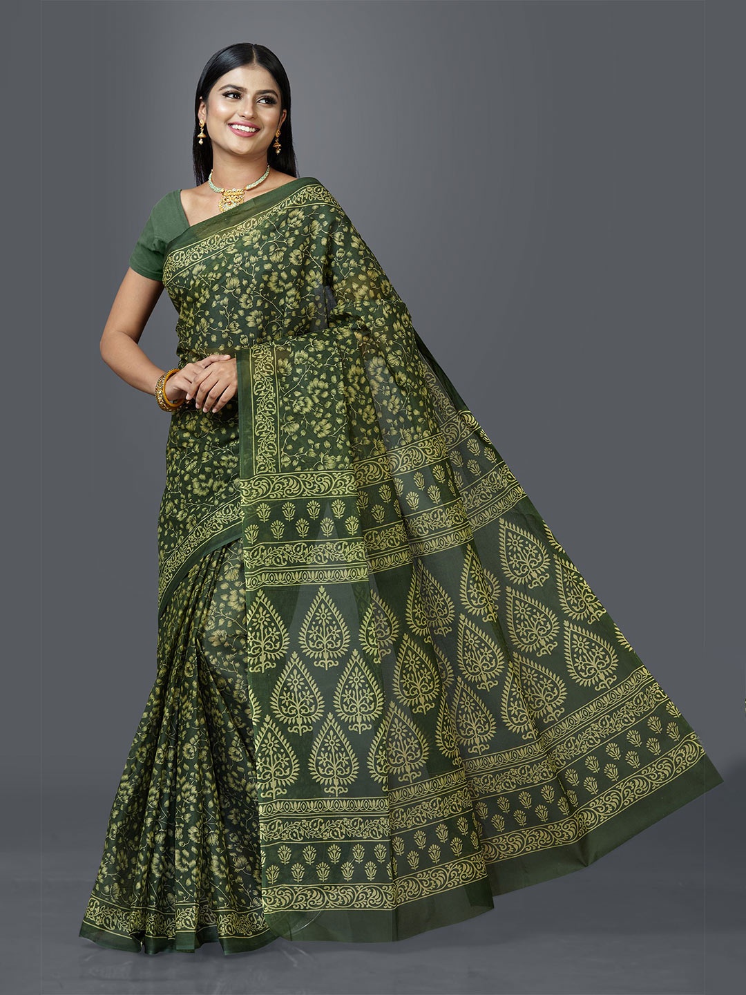 

SHANVIKA Green & Cream-Coloured Floral Pure Cotton Block Print Saree