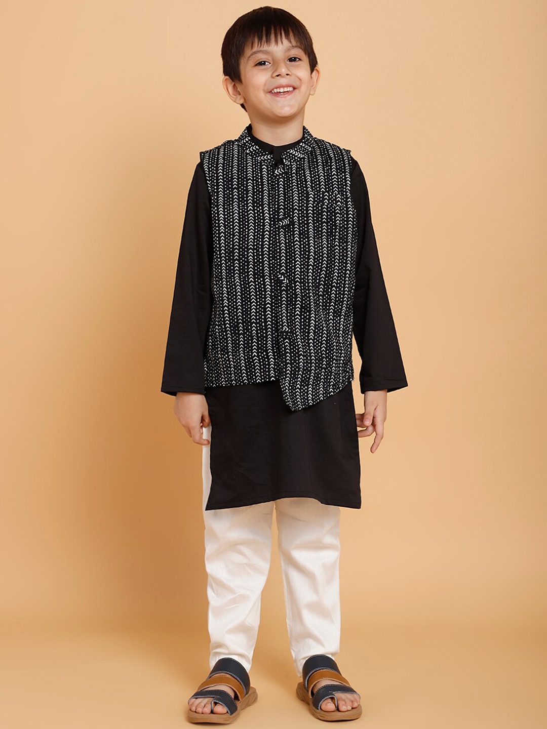 

PICCOLO Boys Black Pure Cotton Kurta Set with Jacket Set