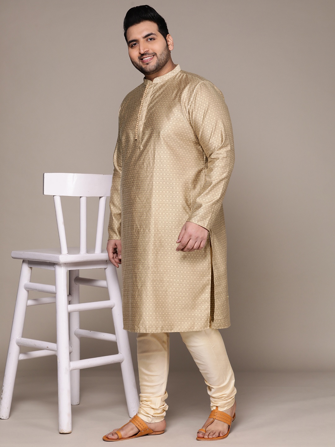 

KISAH PLUS Men Plus Size Floral Embroidered Kurta With Churidar, Gold