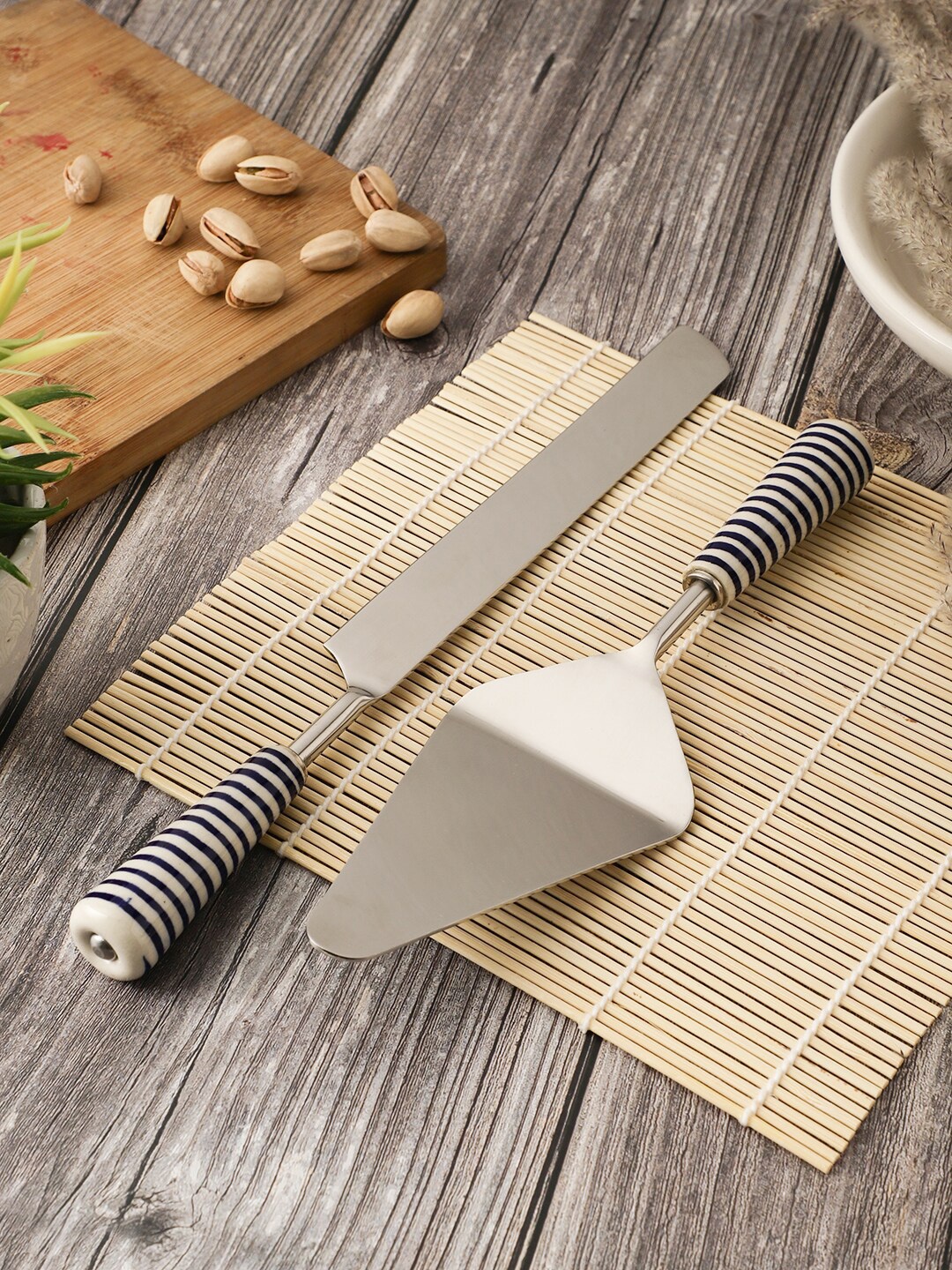 

VarEesha Blue Parikrama Spiral Ceramic Handle Cake Server Set