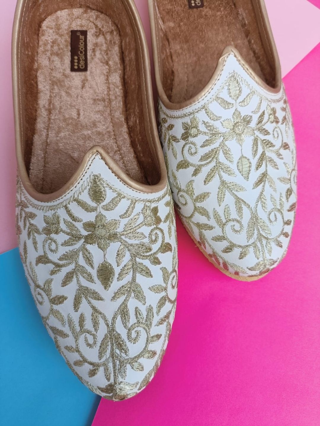 

DESI COLOUR Men Embroidered Slip-On Ethnic Mojaris, White