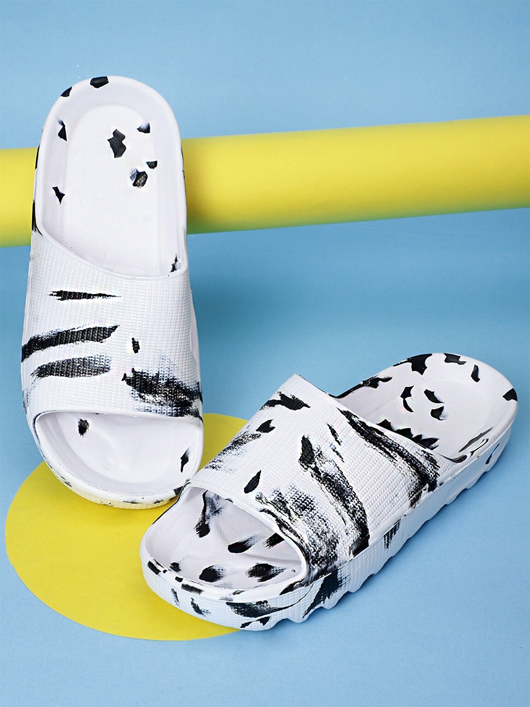 

Pampy Angel Men Printed Rubber Sliders, White