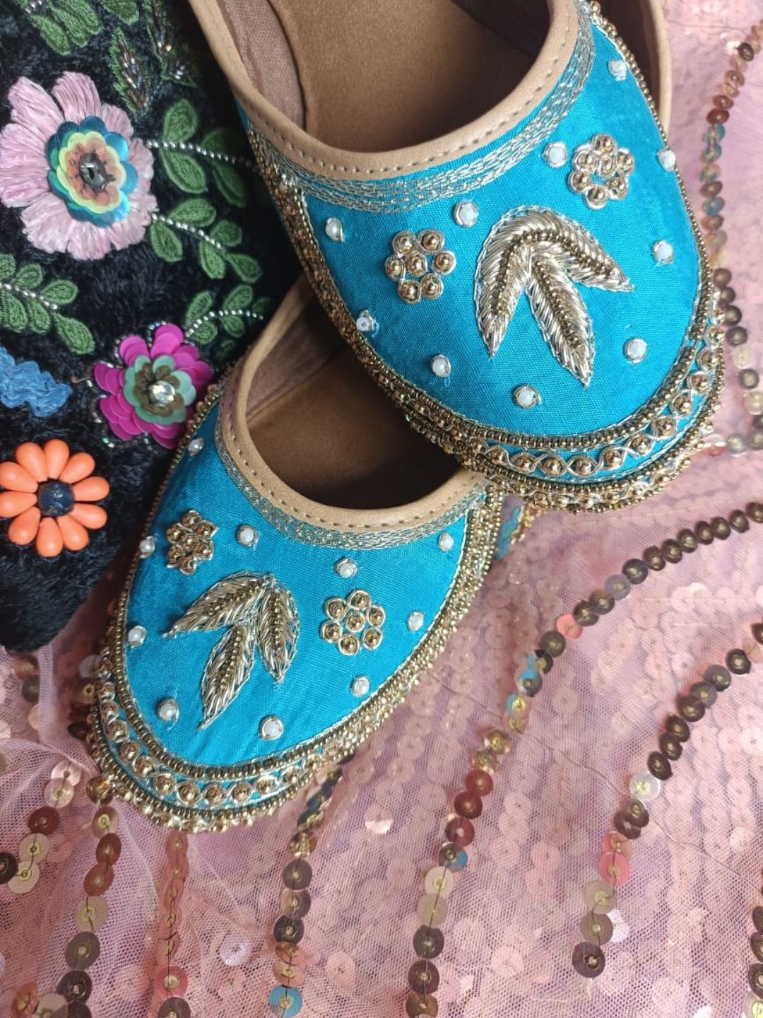 

DESI COLOUR Women Embellished Ethnic Mojaris Flats, Blue