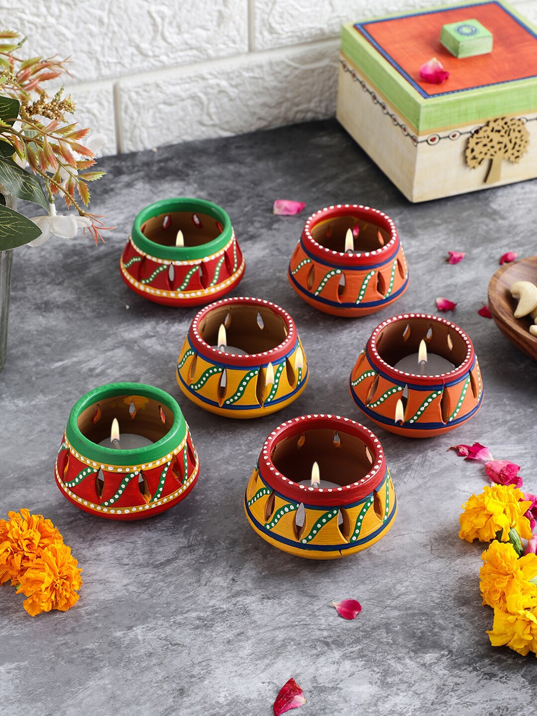 

VarEesha Set of 6 Maroon & Green Printed Diyas with Free Tea Lights