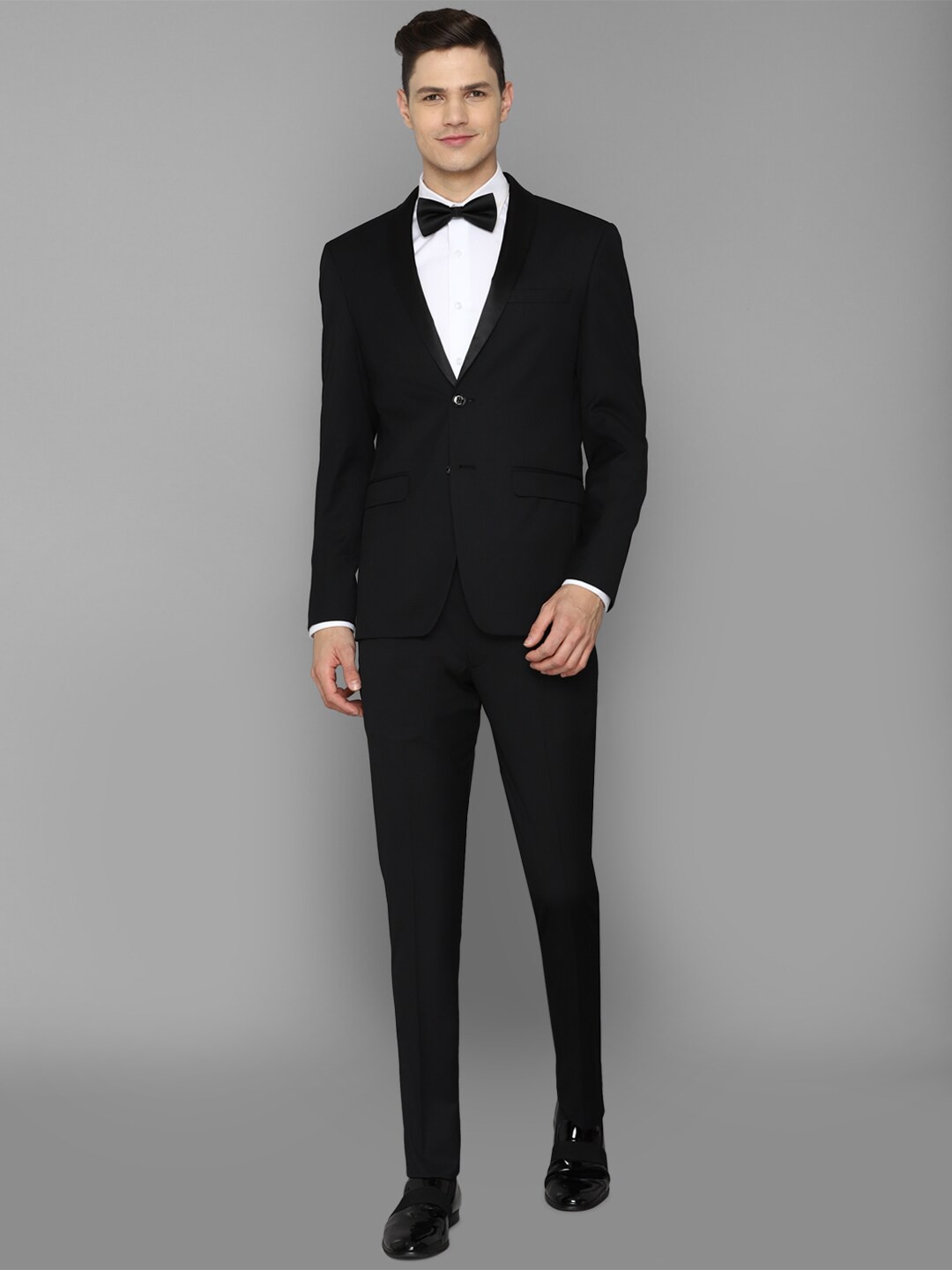 

Allen Solly Men Black Solid Two Piece Suit