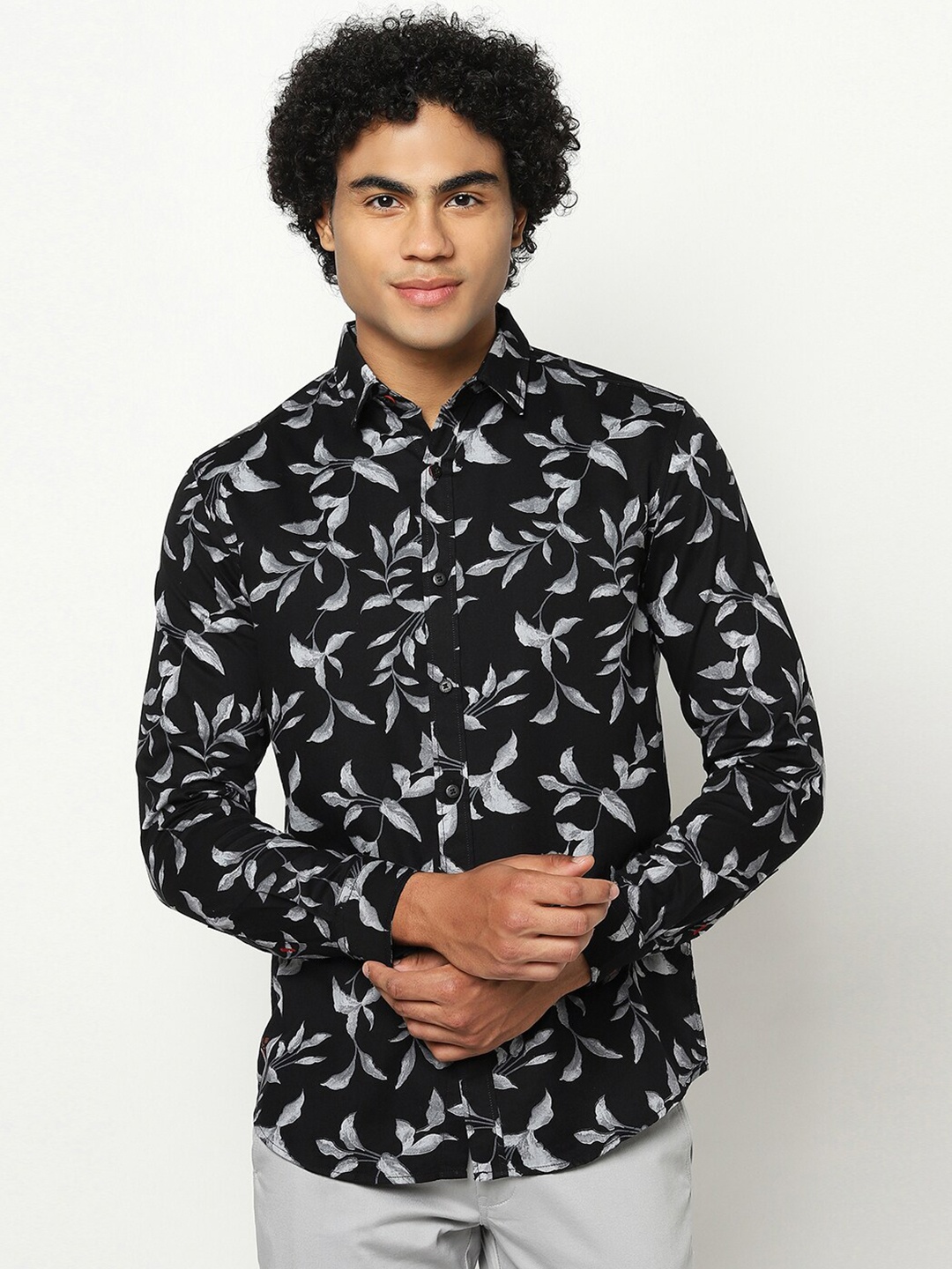 

Blue Buddha Men Regular Fit Floral Printed Cotton Casual Shirt, Black