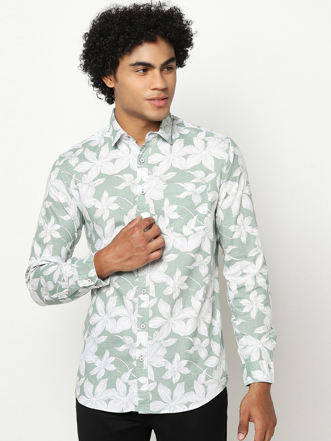 

Blue Buddha Men Regular Fit Floral Printed Cotton Casual Shirt, Green