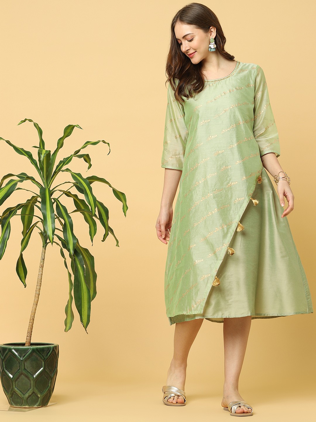 

Indifusion Women Green Leheriya Striped Chanderi Silk Kurta