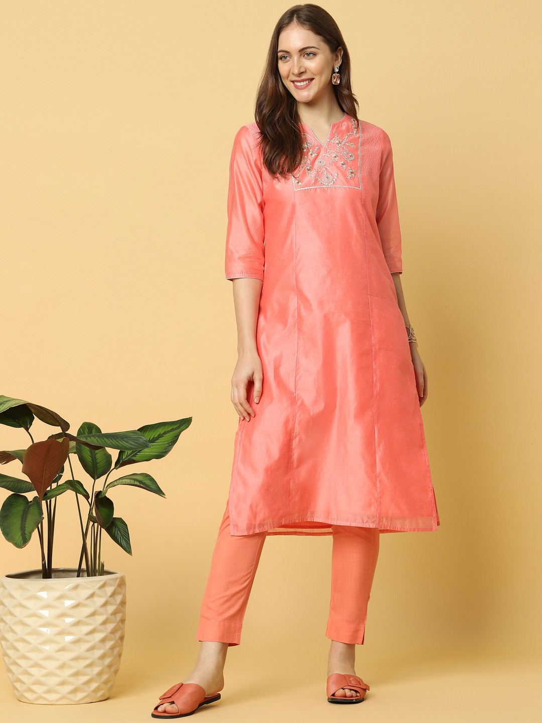 

Indifusion Women Pink Floral Yoke Design Chanderi Silk Kurta