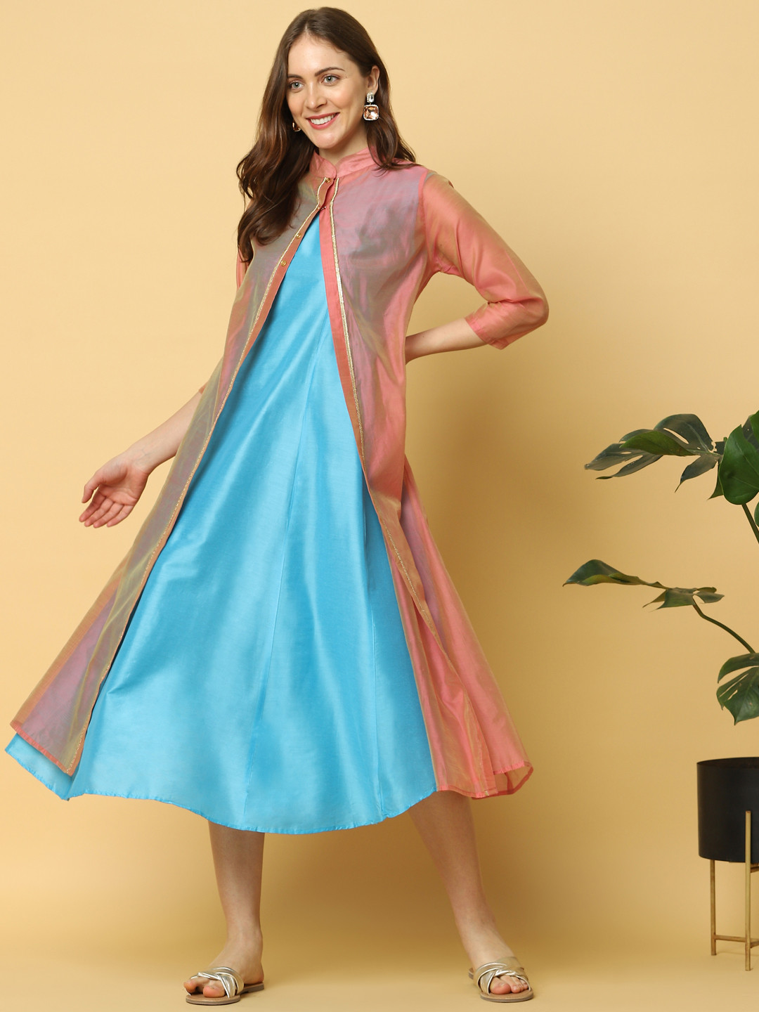

Indifusion Women Blue & Pink Chanderi Silk Kurta With Shrug