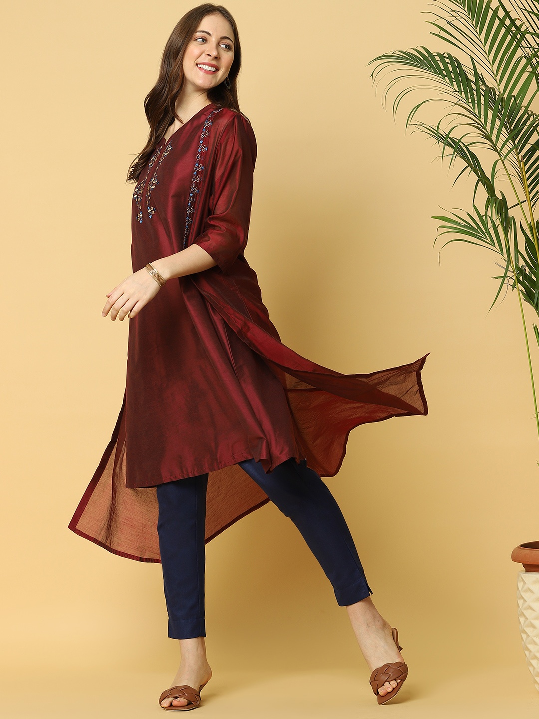 

Indifusion Women Maroon Ethnic Motifs Yoke Design Chanderi Silk Kurta With Shrug