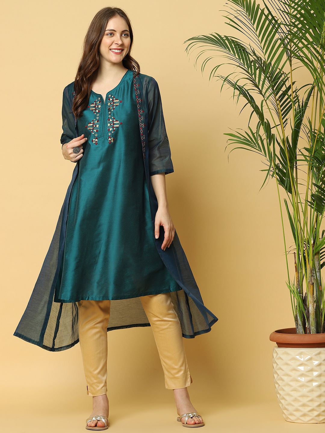 

Indifusion Women Green Ethnic Motifs Yoke Design Chanderi Silk Kurta With Shrug