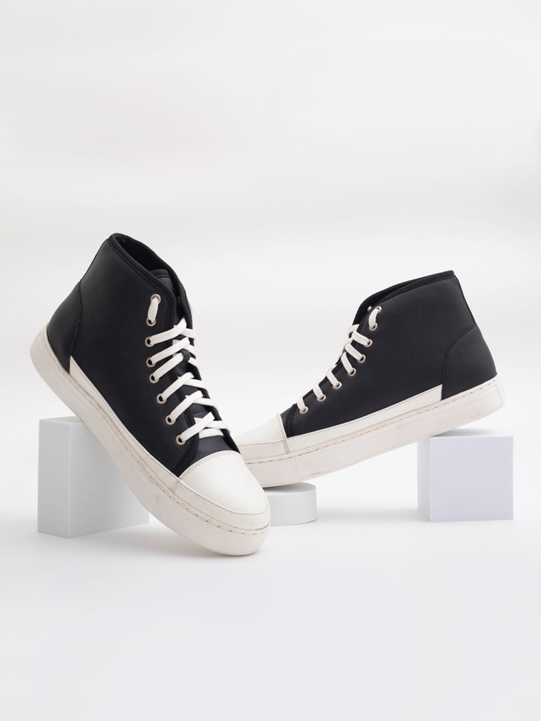 

Big Fox Men Black Colourblocked Sneakers
