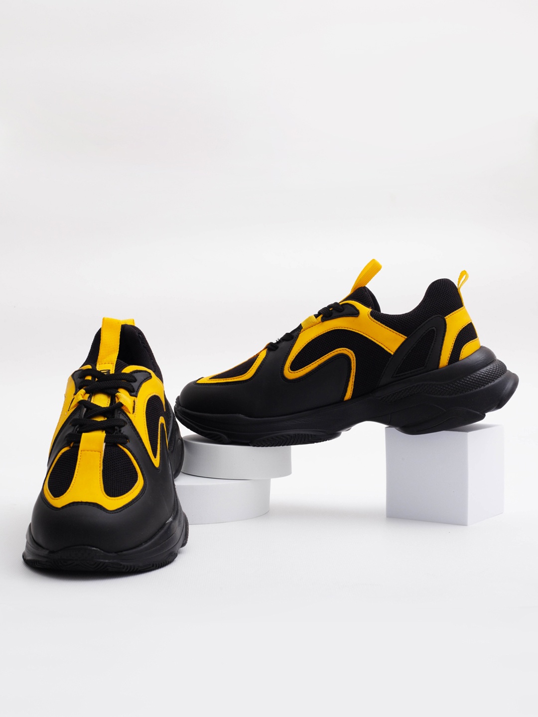 

Big Fox Men Black Colourblocked Sneakers