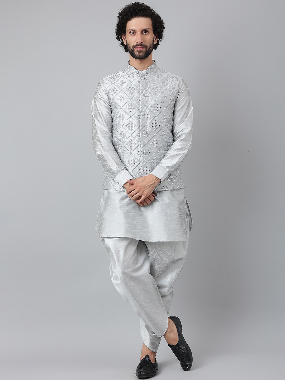 

hangup trend Men Grey Pure Silk Kurta with Pyjama With Embroidered Nehru Jacket