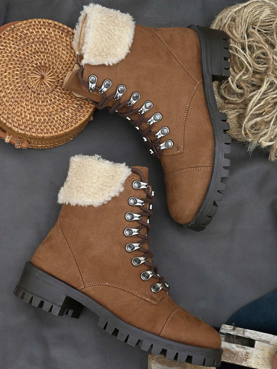 

Roadster Woman Tan & Cream Solid Boots