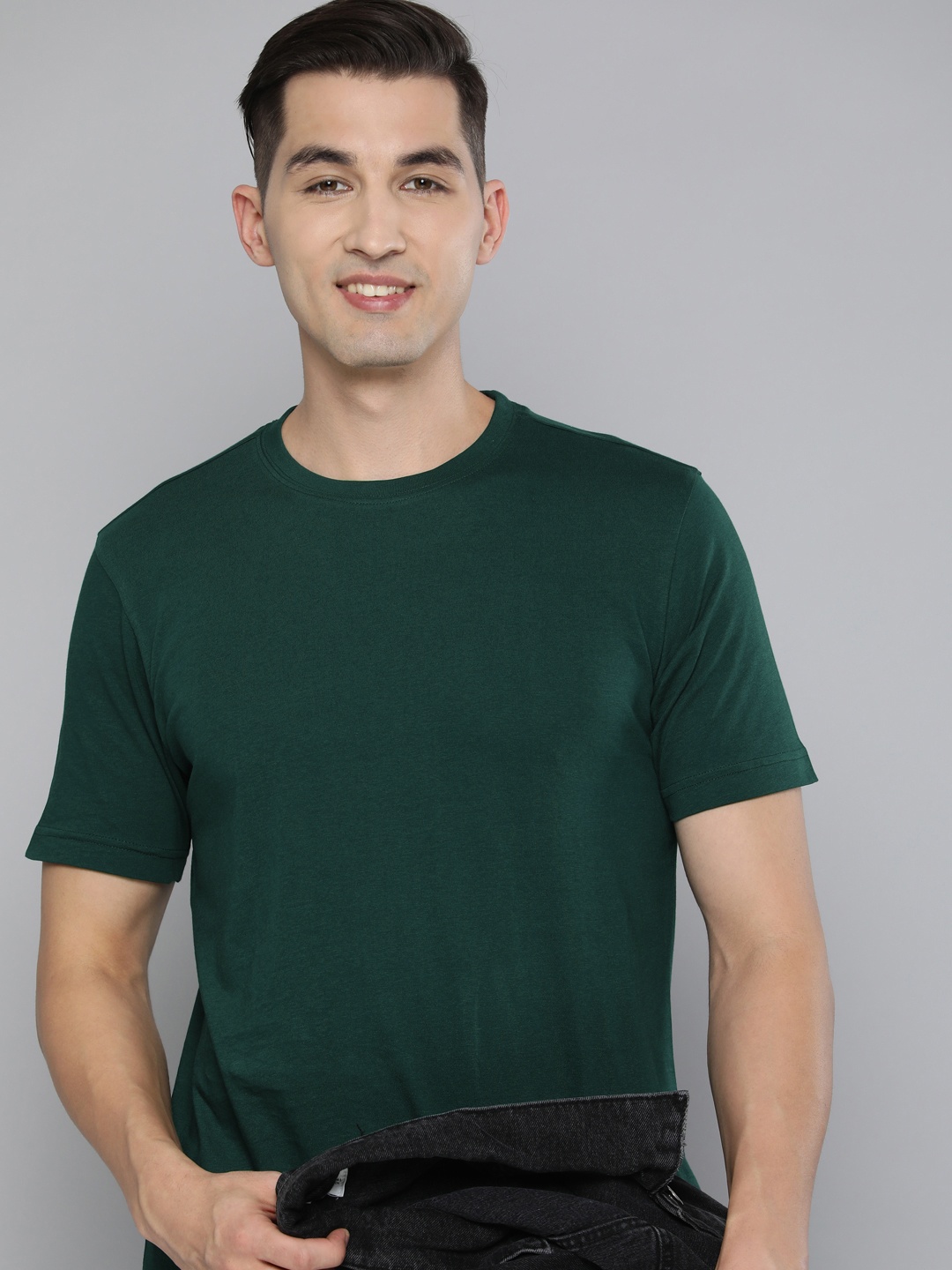 

HERE&NOW Men Solid Pure Cotton T-shirt, Green
