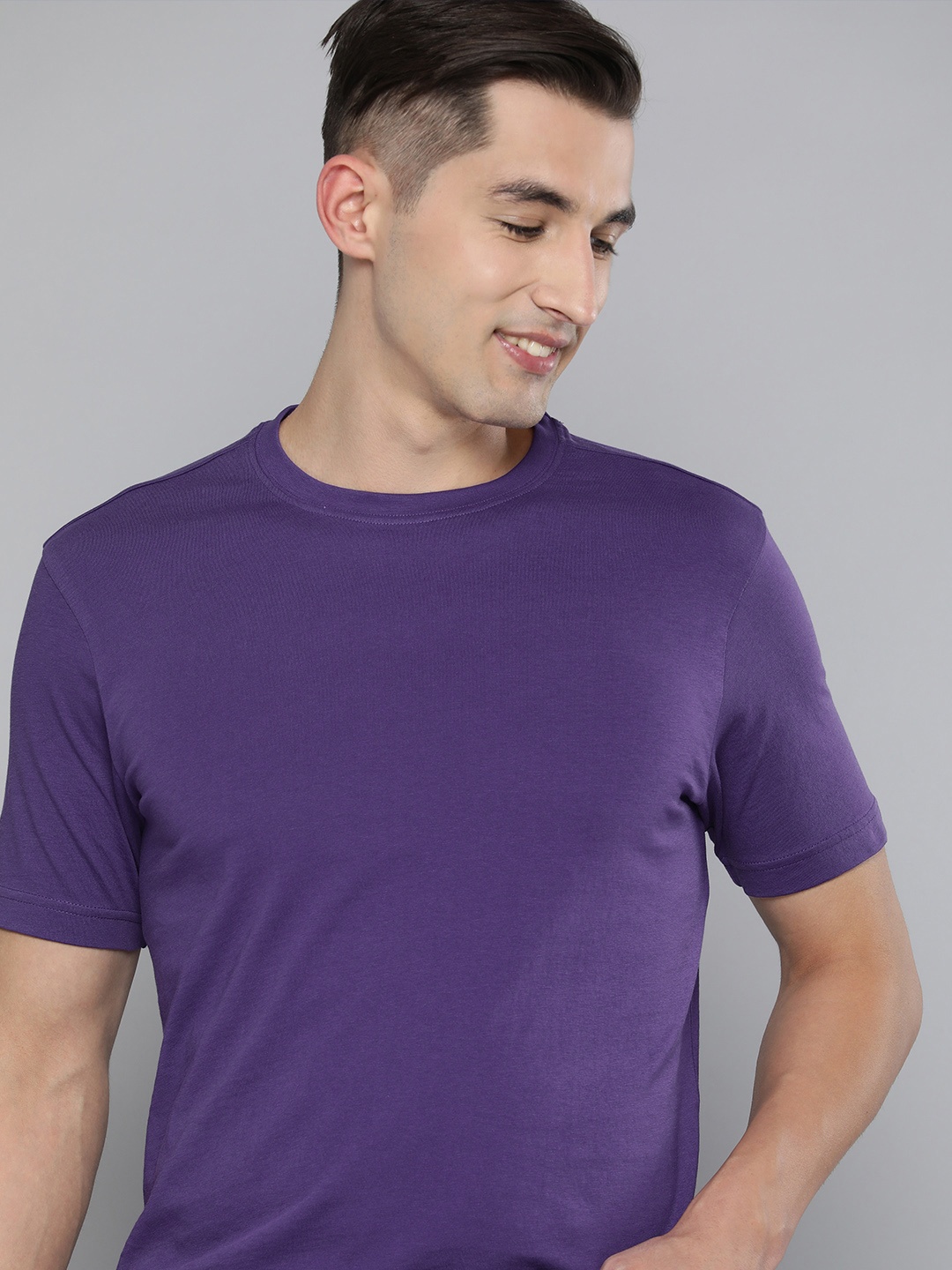 

HERE&NOW Men Purple Solid Pure Cotton T-shirt