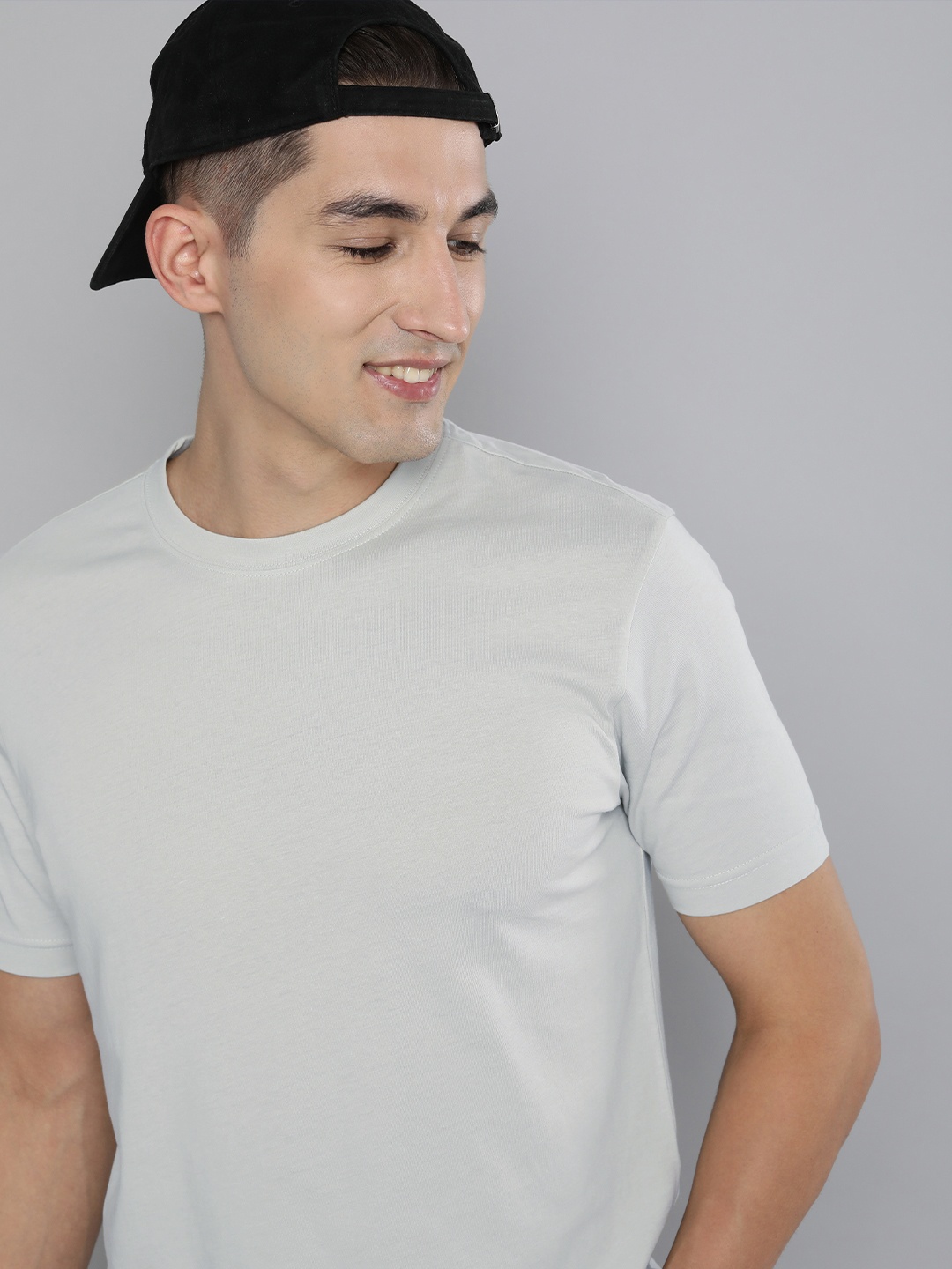 

HERE&NOW Men Grey Solid Pure Cotton T-shirt