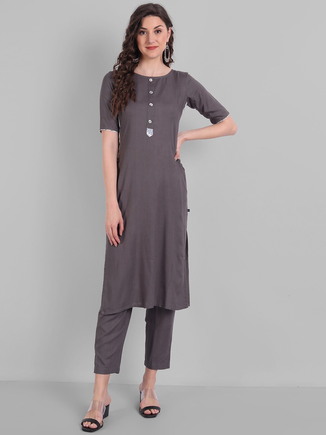 

githaan Women Grey Kurta with Trousers