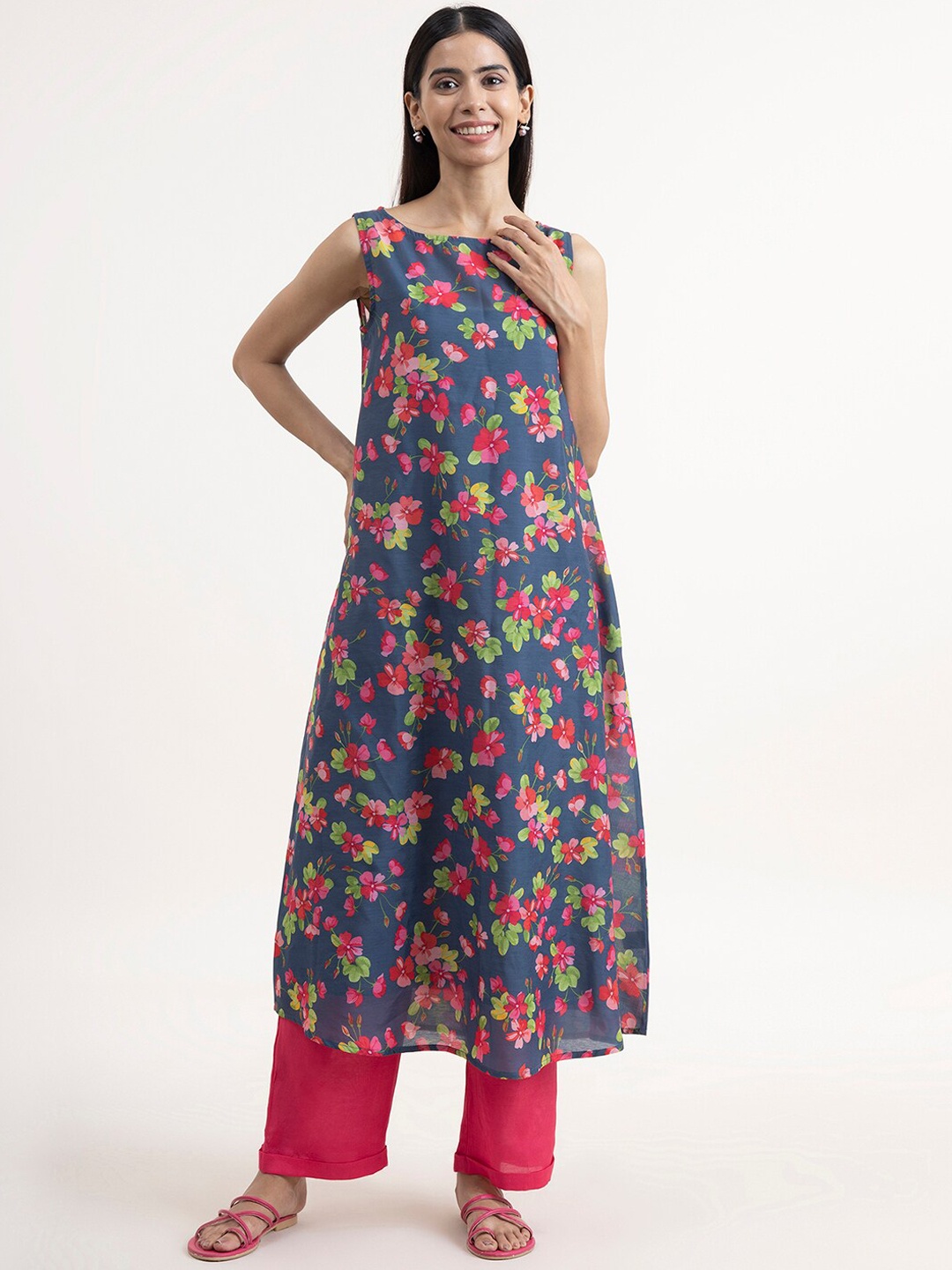 

Pink Fort Women Grey Floral Printed Kurta with Trousers